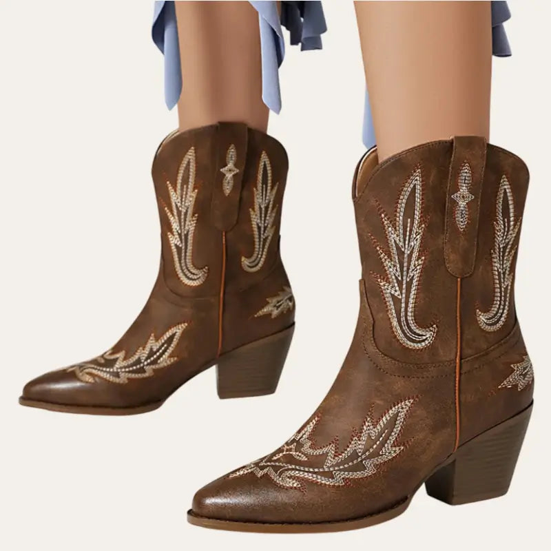 Korta westernboots för kvinnor i klassisk cowboydesign, med eleganta detaljer. Mångsidiga höststövlar för dam.