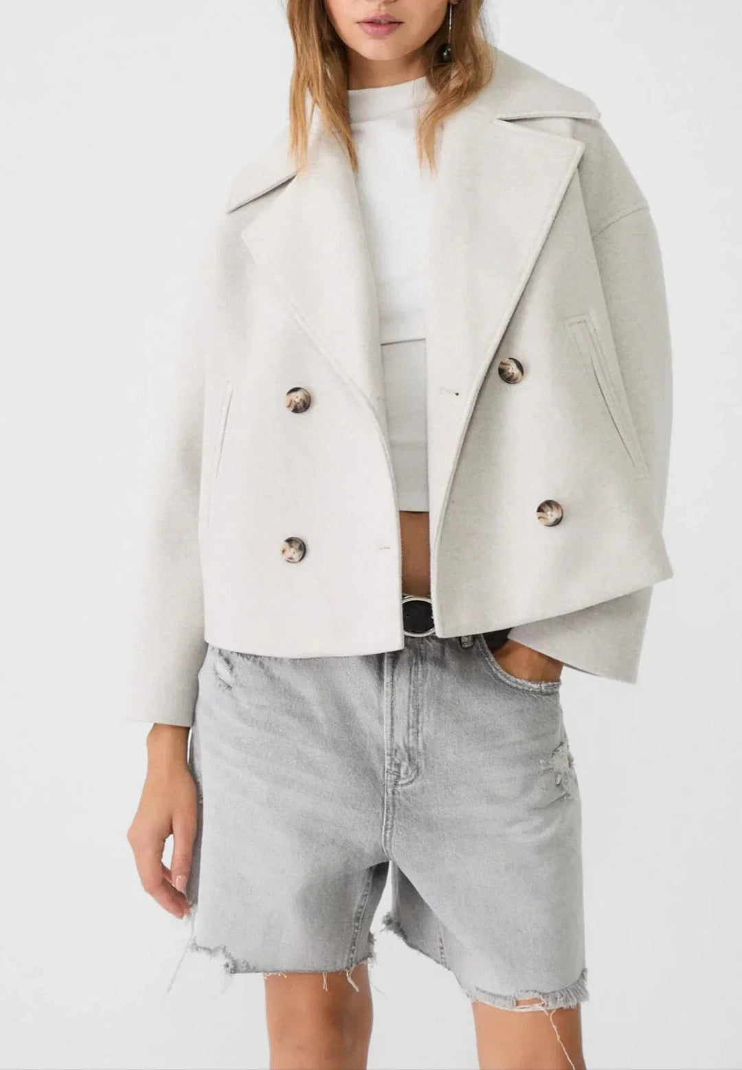 Chic kort damkavaj, dubbelknäppt design för en elegant kontors- eller festlook.