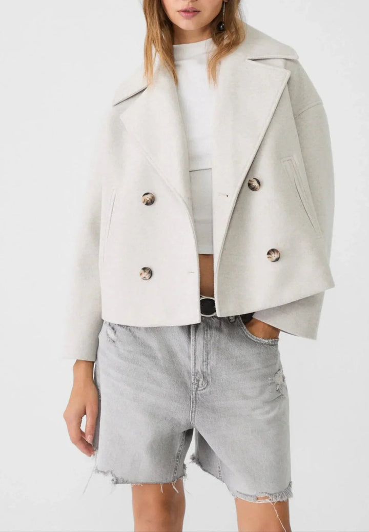 Chic kort damkavaj, dubbelknäppt design för en elegant kontors- eller festlook.