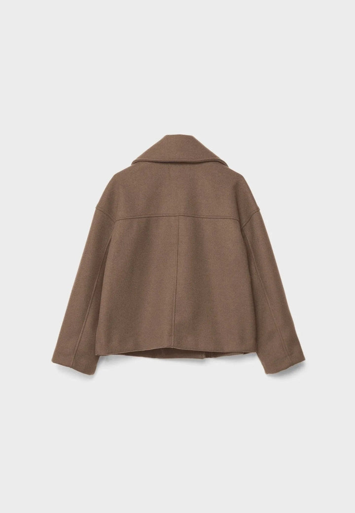 Damkavaj i kort, dubbelknäppt modell, ett stilrent ytterplagg för den modeintresserade.