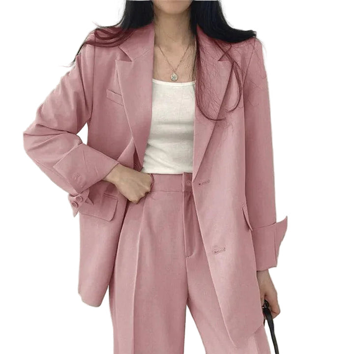 Kvinnors kostym med elegant kavaj och högmidjade byxor. Perfekt för business casual och fest.