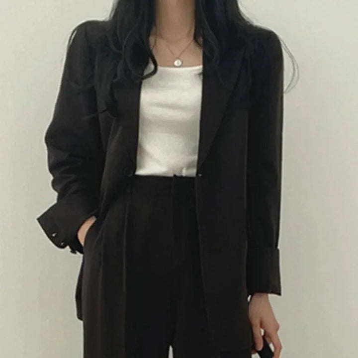 Stilren kvinnors kostym. Modern kavaj och högmidjade byxor för en polerad och elegant outfit.