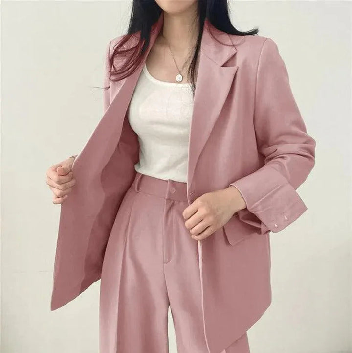 Rosa kvinnors kostym: stilren oversized kavaj och högmidjade byxor. Mångsidig elegant festklädsel.