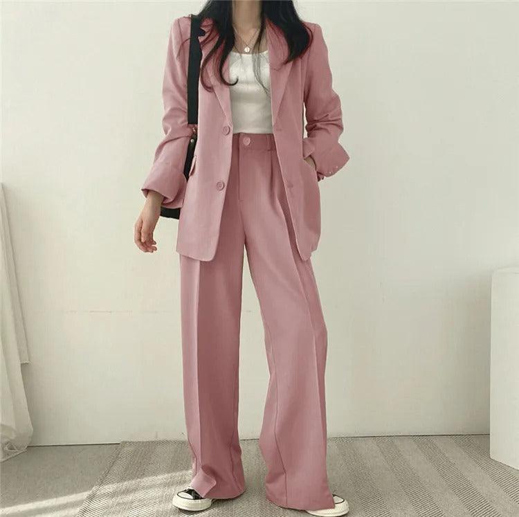 Elegant business casual kostym för kvinnor. Modern kavaj och bekväma högmidjade byxor för jobbet.