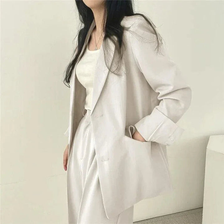 Elegant set: kvinnors kavaj och byxor med hög midja. Stilrena damkläder för en sofistikerad look.