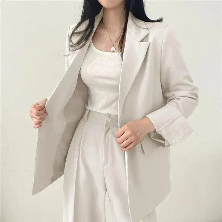 Rosa kvinnors kostym. Elegant kavaj och högmidjade byxor. Perfekt för business casual möten och vardagslyx.