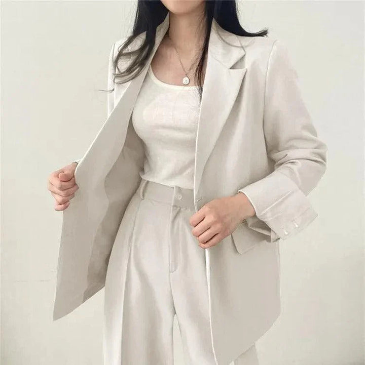 Rosa kvinnors kostym. Elegant kavaj och högmidjade byxor. Perfekt för business casual möten och vardagslyx.