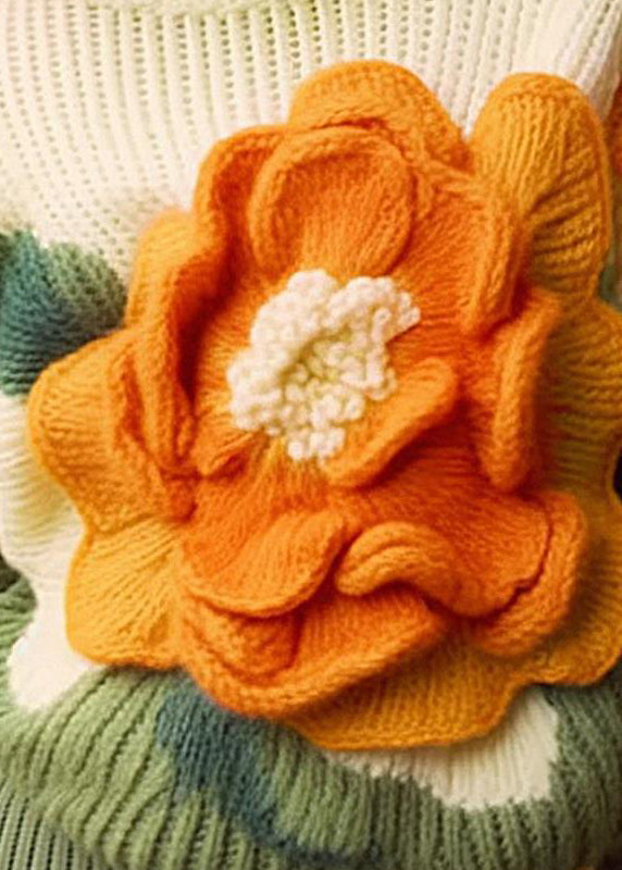 Närbild på tyget av en blommig kvinnors långärmad topp med o-hals, visar bomullskvalitet och mönsterdetaljer.