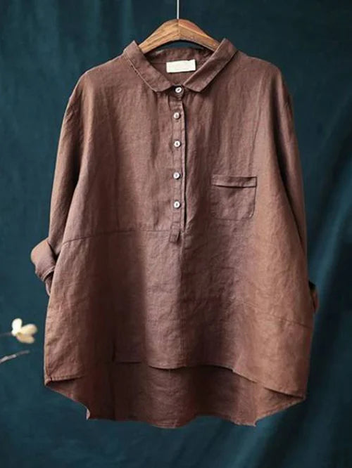 Modefoto av kvinnors långärmade linnestilsblus, buren med avslappnad elegans och stil.