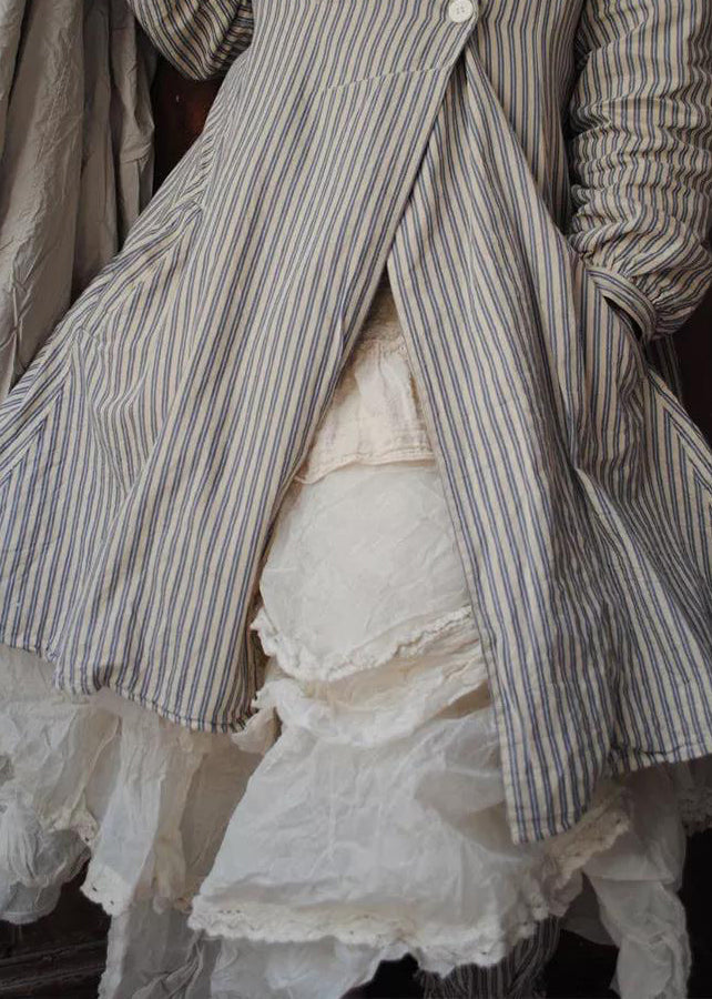 Bekväm kvinnors rock med elegant design och praktiska knappfickor. Långärmad för både avslappnad & tidlös look.