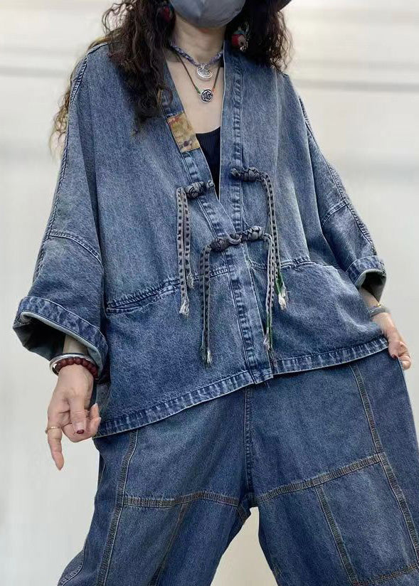 Lös passform jeansjacka för kvinnor, med elegant V-ringning och snyggt patchwork, en trendig modefavorit.