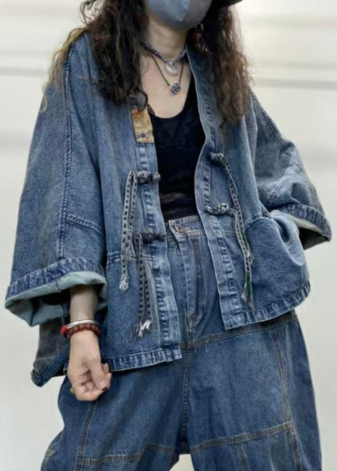 Stilren långärmad denimjacka för dam, med V-ringning och detaljerat patchwork. En avslappnad jeansjacka.