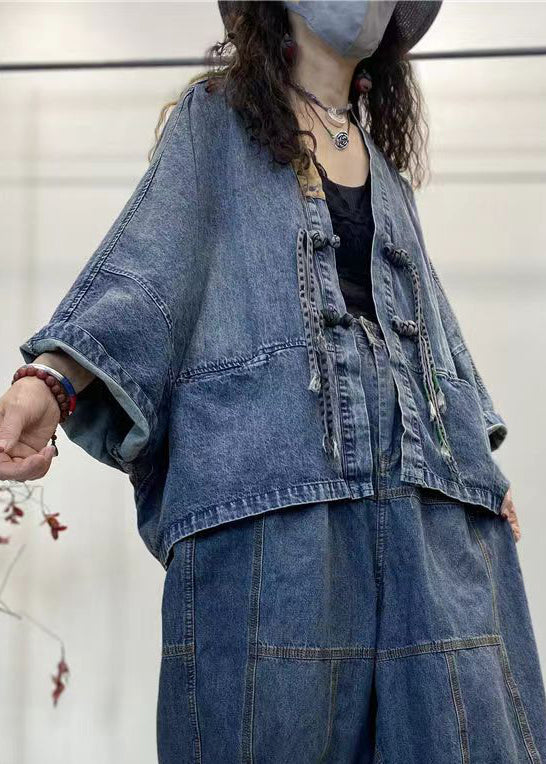 Modern kvinnors jeansjacka, långärmad med V-ringning och unikt patchwork. Lös passform för trendig avslappnad look.