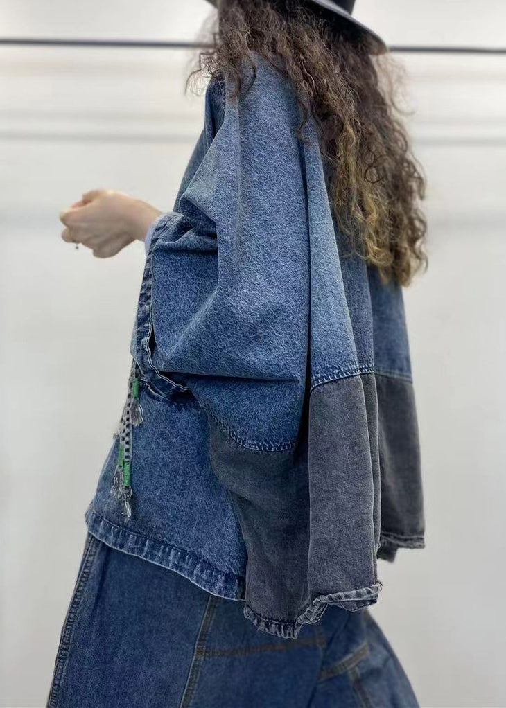 Trendig damjacka i denim, med långa ärmar, V-ringning och detaljerat patchwork, idealisk för en avslappnad stil.