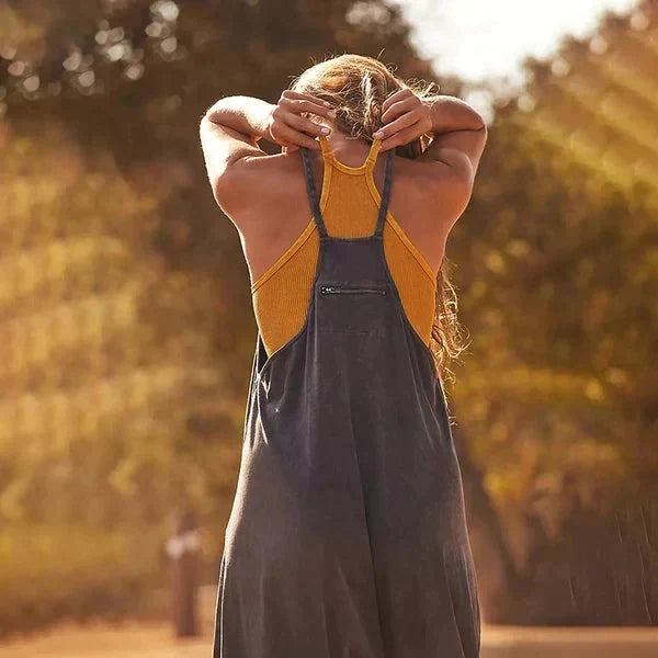 Stilren, långärmad jumpsuit för kvinnor. Lös passform, perfekt för vardagsmode, gravidvänlig och vår/sommar.