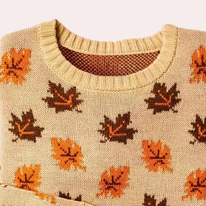 Damtröja med detaljerat bladmönster i gröna nyanser. Mjuk, långärmad och stickad med rundhals.