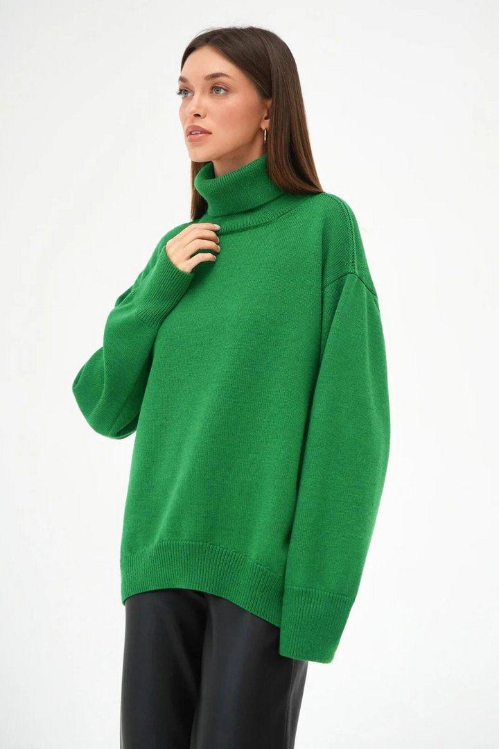 Kvinnors hög hals tröja i lösstickad design. Perfekt för bekväm vardagsstil.