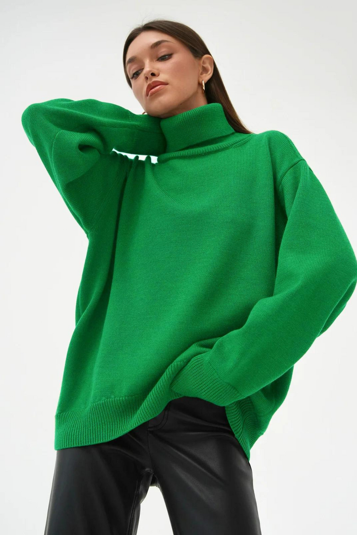 Stilren lösstickad pullover för kvinnor med hög hals. Enkel att styla för dammode.
