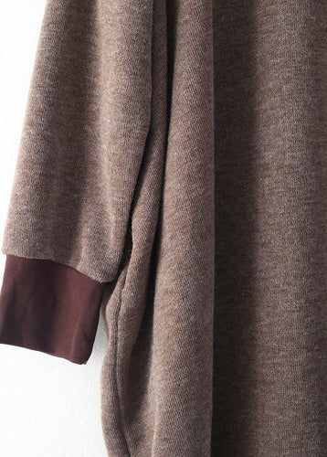 Kvinnors långärmad klänning med hög hals och lös passform. Modern patchwork stickad klänning för kalla dagar.