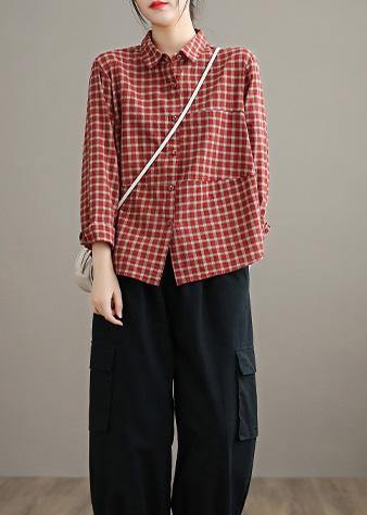 Modell bär en bekväm, ledig blus med patchworkmönster, idealisk för en feminin sommarstil.