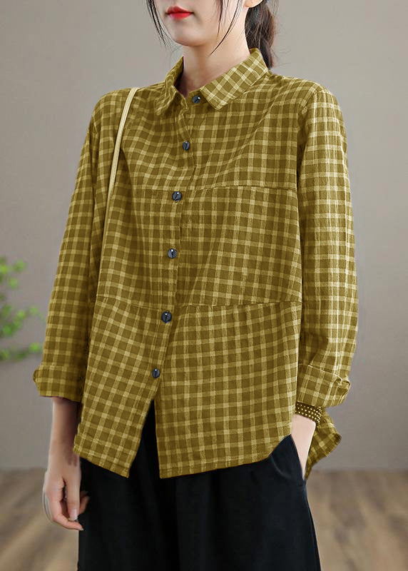 En trendig kvinnors sommarblus med kreativt patchwork och lapel, tillverkad i en andningsbar bomullsblandning.