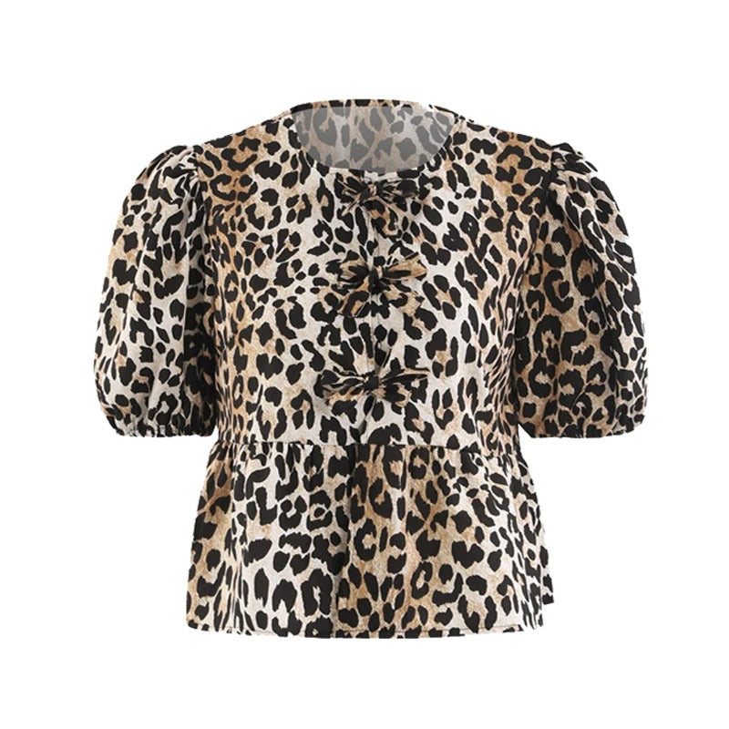 Kvinnors leopardmönstrade blus med puffärm och peplum. Chic och trendig djurmönstrad topp för mode.