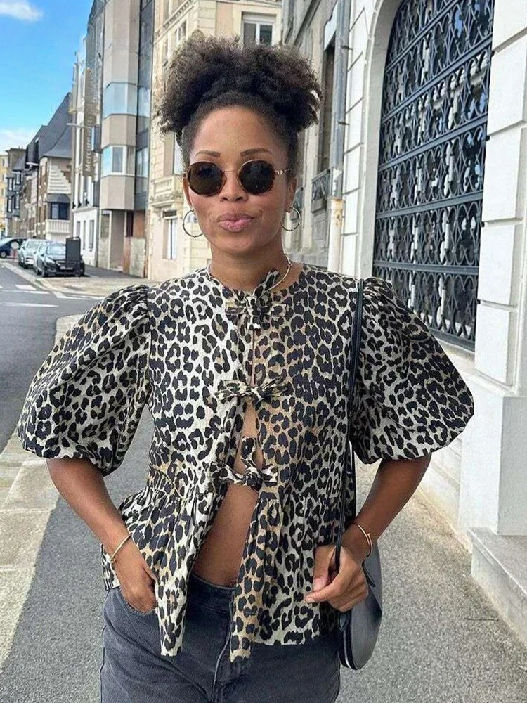 Chic leopardblus för kvinnor med puffärm, perfekt för både vardag och fest. Elegant djurmönstrad topp.