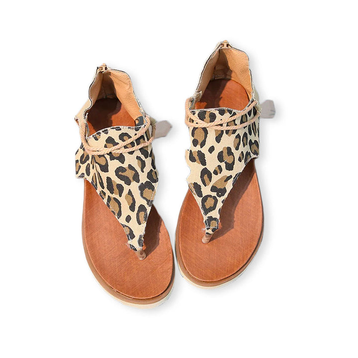 Kvinnors leopardmönstrade gladiator sandaler. Bekväma platta sommarskor för mode och vardag.