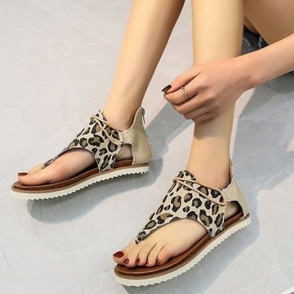 Bekväma platta sandaler för kvinnor med elegant leopardmönster. Idealiska sommarskor i gladiatorstil.