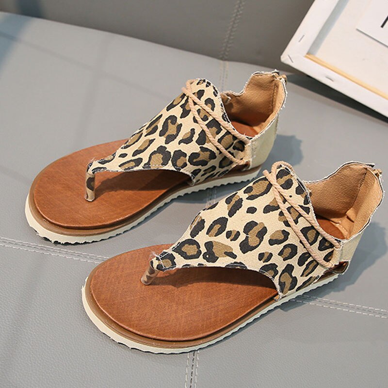 Stilsäkra kvinnorskor: platta gladiator sandaler med djärvt leopardmönster för sommarens alla tillfällen.