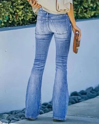Helkroppsbild av modell som bär bekväma kvinnors bootcut jeans med hög midja.