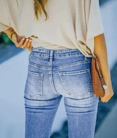 Par av moderna damjeans, bootcut modell med hög midja och bekväm passform.