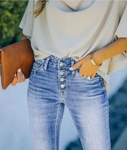 Ljusblå bootcut jeans för kvinnor med hög midja, frontvy och synlig stretch.