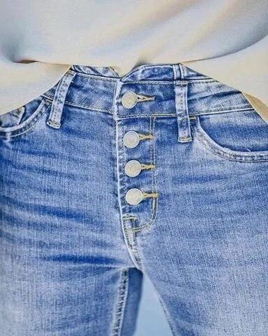 Stilrena kvinnors bootcut jeans med hög midja, bakfickor och en smickrande silhuett.