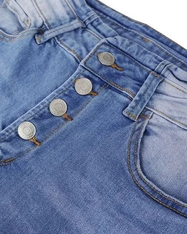 Detaljbild på midjan av kvinnors bootcut jeans, tydliggörande den höga midjan.