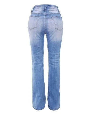 Modefoto av kvinnliga bootcut jeans med hög midja, visar hur de faller över skorna.