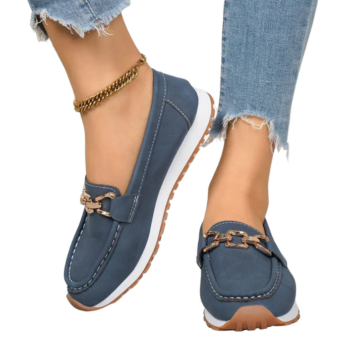 Kvinnors loafers med kedjedetalj. Bekväma slip-on skor för elegant stil, vardag och arbete.