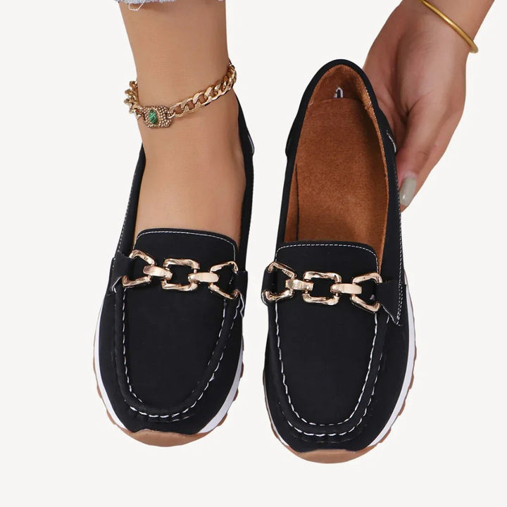 Eleganta slip-on loafers för kvinnor med chic kedja. Perfekta som arbetsskor och vardagsskor.