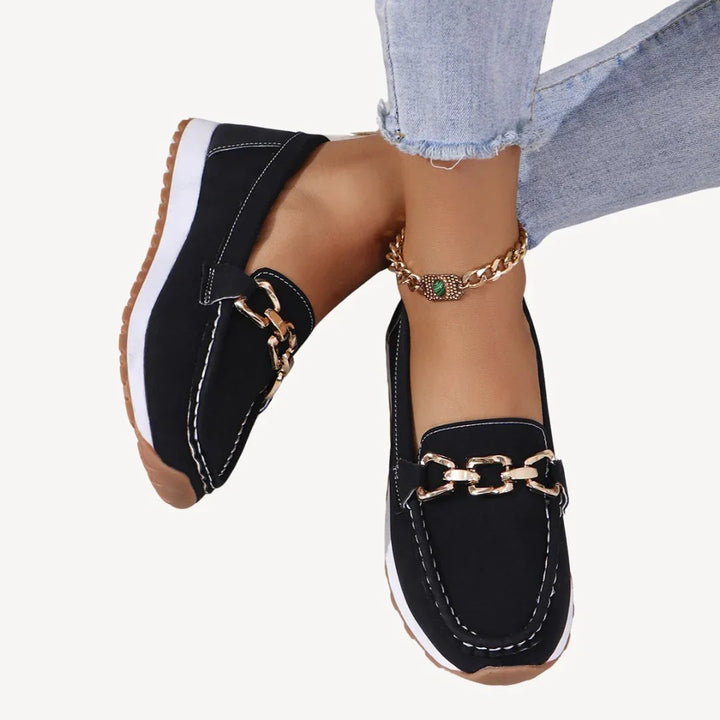 Bekväma slip-on loafers för kvinnor med snygg kedja. Idealiska vår- och höstskor för stil och komfort.