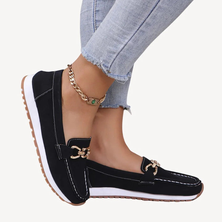 Stilrena kvinnors loafers med dekorativ kedjedetalj och halkfri sula. Perfekta eleganta arbetsskor.