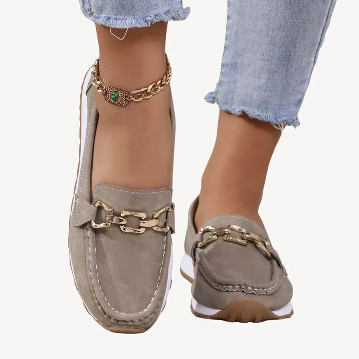 Snygga kvinnors loafers med slip-on design, kedja och bekväm passform. Perfekta eleganta vardagsskor.