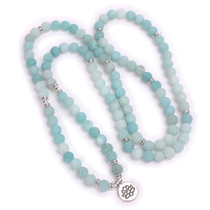 Kvinnors lotusstenarmband med amazonitpärlor. Elegant yogasmycke för balans & meditation.