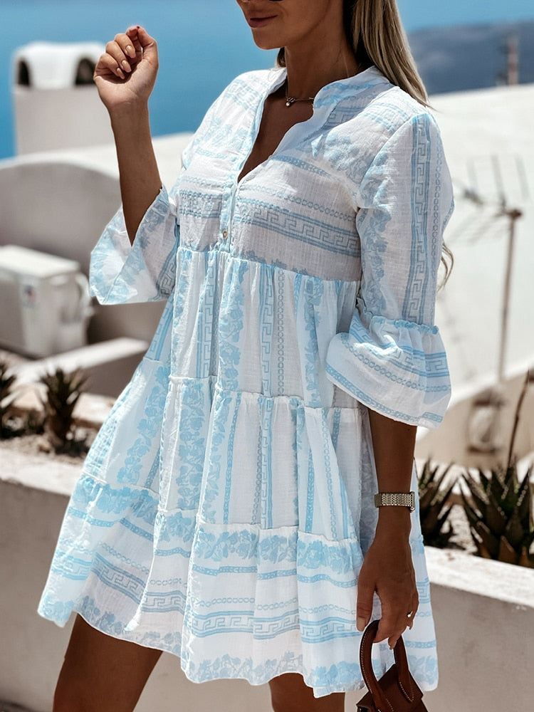 Elegant festklänning i mönstrad boho-stil. Luftig och bekväm damklänning för sommarfester.