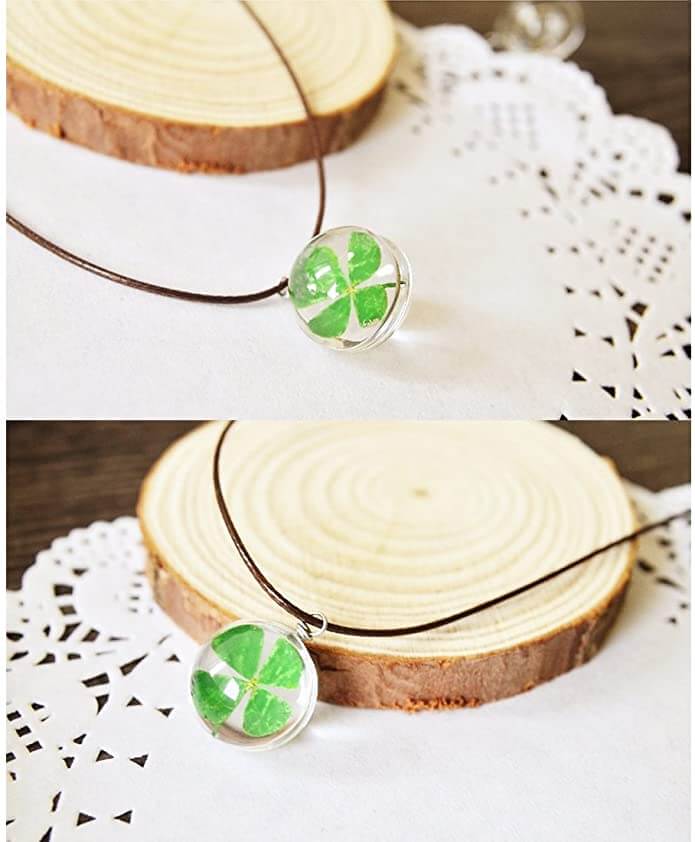 Produktbild: Exklusivt damhalsband med äkta fyrklöver i klar harts. Lyckoamulett, presenttips.
