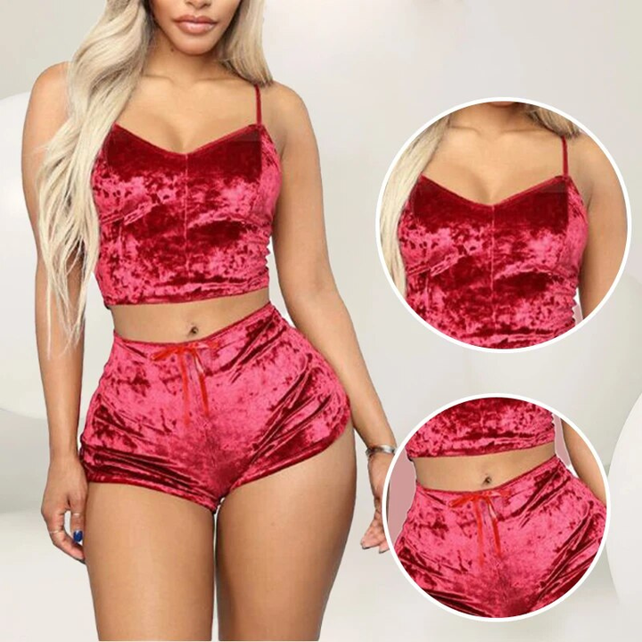 Elegant V-ringat nattlinne och shorts för kvinnor, sett från sidan. Stilfulla och bekväma loungekläder.