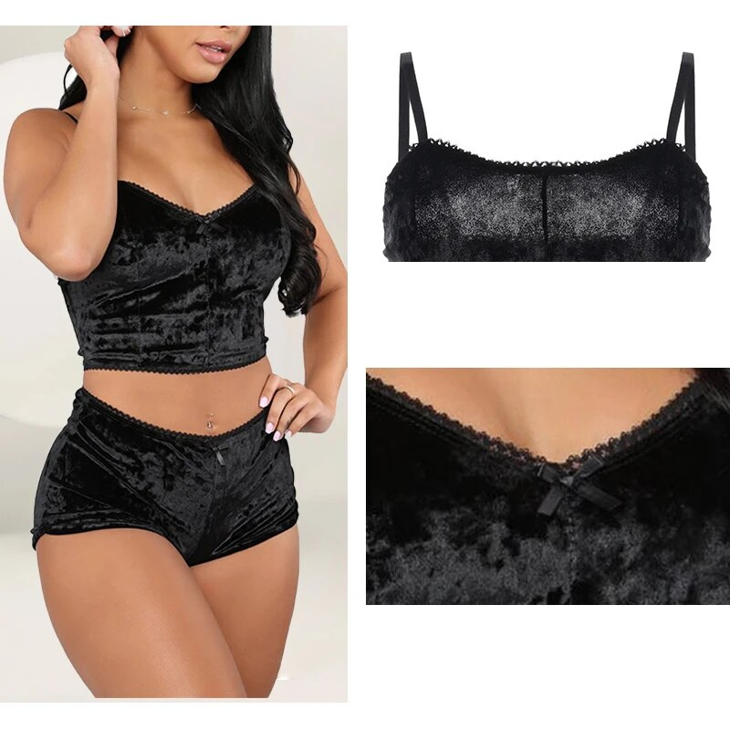 Detalj av det lyxiga V-ringade nattlinnet och shorts för kvinnor. Eleganta och komfortabla nattkläder.