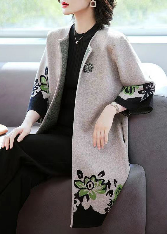 Elegant stickad patchwork cardigan för kvinnor. Perfekt lager på lager för höst- och vinterstil.