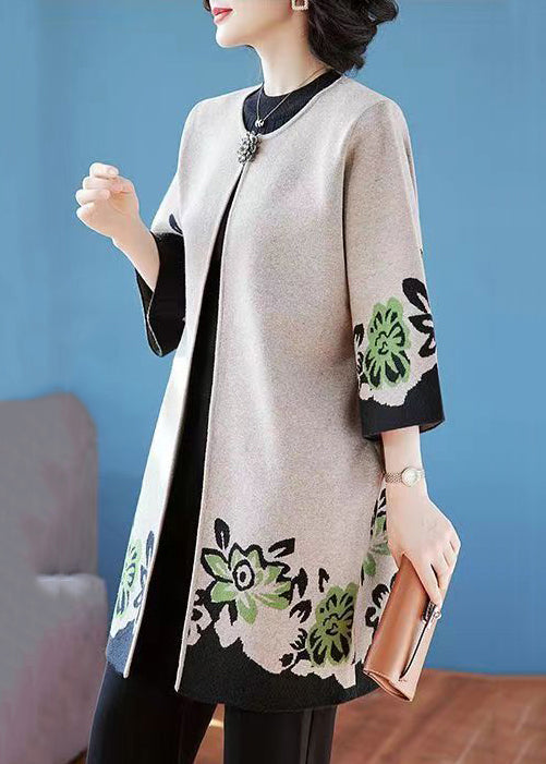 Bekväm öppen cardigan med patchwork-design. Mångsidig för vardag och höst/vintermode.