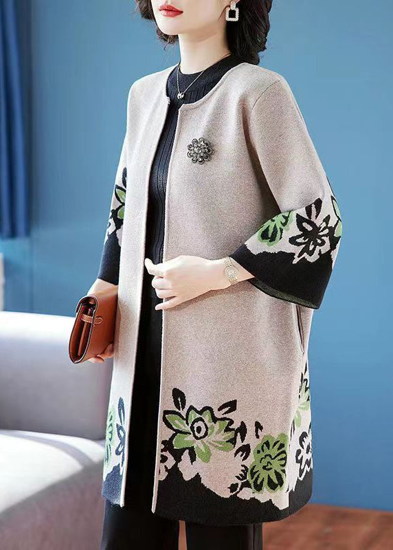 Kvinnors unika stickade cardigan i patchwork-stil. Varm & stilren för kalla höst- och vinterdagar.