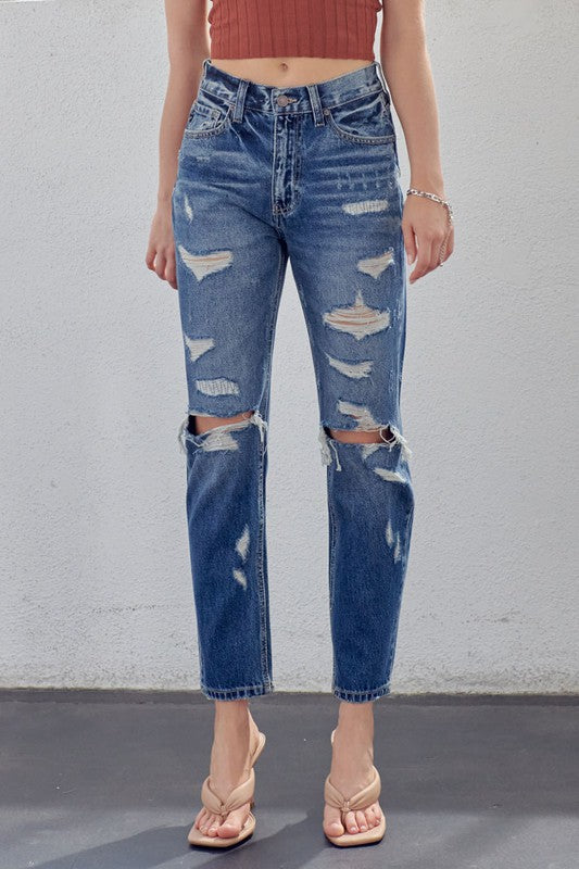 Trendiga kvinnors mammajeans i denim, med hög midja och en bekväm, avslappnad passform.